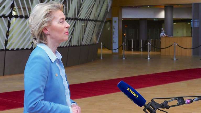 Bloomberg: Η Κομισιόν προτείνει έκτακτη εισφορά 33% στα υπερκέρδη διυλιστηρίων