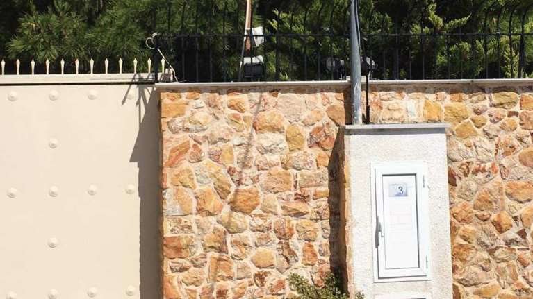 Συγκλονιστικές καταγγελίες από τα θύματα του ψευτογιατρού: "Κόψτε τα φάρμακα και ο γιος σας θα περπατήσει" [Βίντεο]