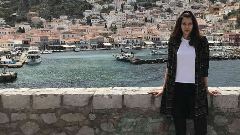 Θάνατος 19χρονης Θάλειας: Γιατί αργεί η ιατροδικαστική έκθεση - Άλλοι 10 δόκιμοι με συμπτώματα μετά το γεύμα σε fast food [Βίντεο]