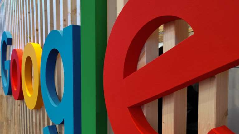Google: Παρουσιάζει "έξυπνα" γυαλιά που μεταφράζουν υπότιτλους σε πραγματικό χρόνο