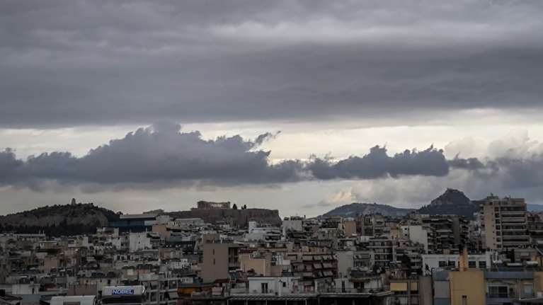 Ξαφνική καταιγίδα στην Αττική, προβλήματα στην Κρήτη λόγω σφοδρών ανέμων: Η πρόγνωση για τις επόμενες ώρες
