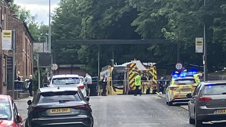 Λεωφορείο έπεσε σε γέφυρα στο Μάντσεστερ - 15 τραυματίες - Σοκαριστικό βίντεο από την σύγκρουση [εικόνες]