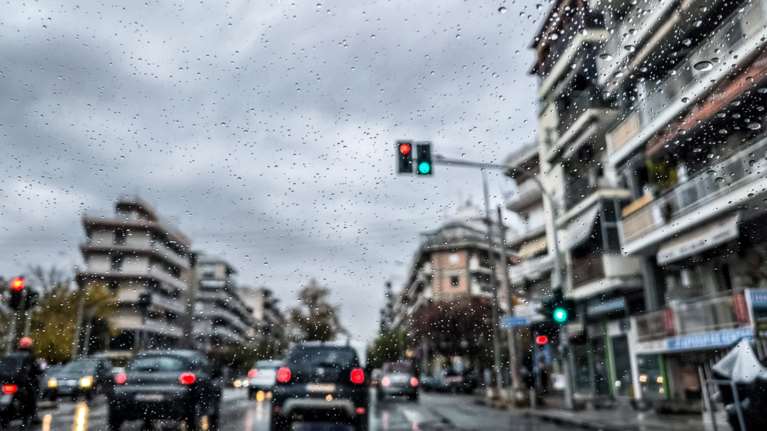 Κακοκαιρία Bora: Χτύπησε το 112 και στην Αττική - "Προσοχή στις μετακινήσεις"