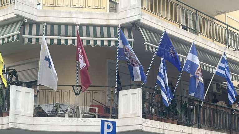 Ούτε μία, ούτε δύο, αλλά... 13 σημαίες στο μπαλκόνι: Στη Λάρισα το πιο σημαιοστολισμένο σπίτι [εικόνες]