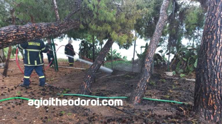 Άγιοι Θεόδωροι: Κεραυνός έπεσε στο σπίτι του Κωστα Σημίτη - Προκλήθηκε φωτιά [εικόνες]