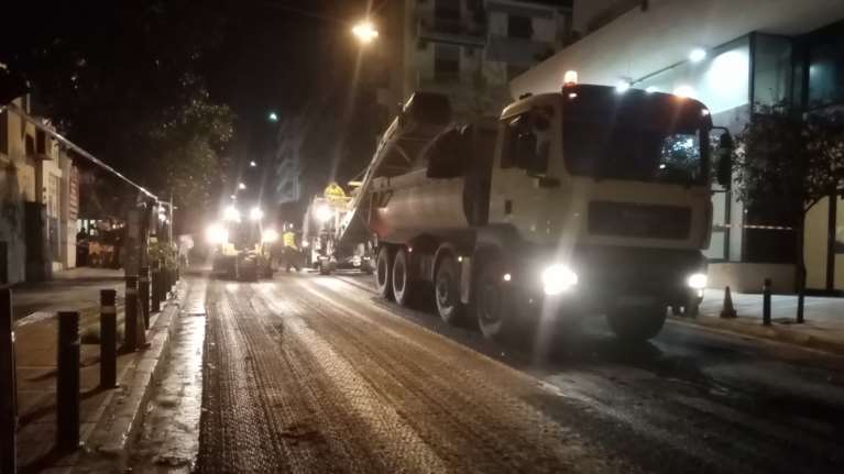 Ασφαλτοστρώσεις σε 80 μικρούς και μεγάλους δρόμους στην Αθήνα [εικόνες]