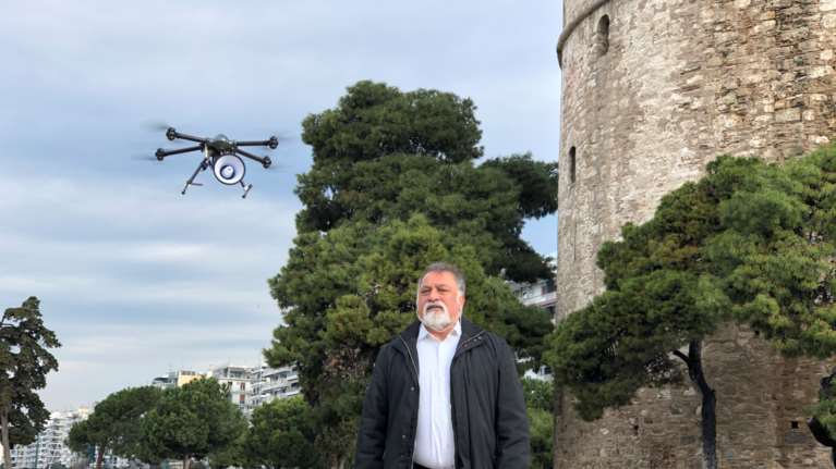 Με drone ενημερώνονται οι πολίτες στην παραλία της Θεσσαλονίκης για τον κορονοϊό