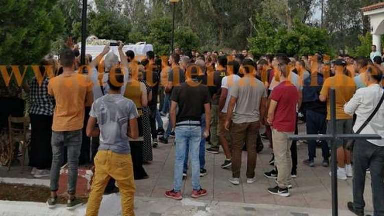 &quot;Βράζει&quot; η Μεσσήνη: 1.500 άτομα στην κηδεία του 18χρονου Ρομά - Πετροπόλεμος και δακρυγόνα με τα ΜΑΤ [βίντεο]