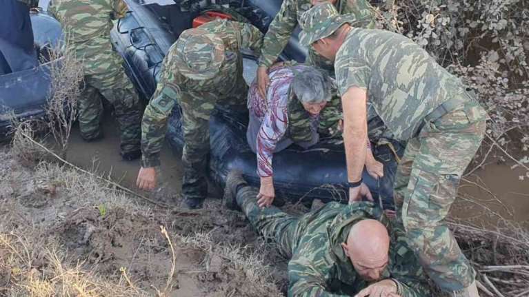 Η συγκλονιστική στιγμή που πεζοναύτης πέφτει στη λάσπη για να περάσουν από πάνω του ηλικιωμένοι πλημμυροπαθείς [Εικόνες]