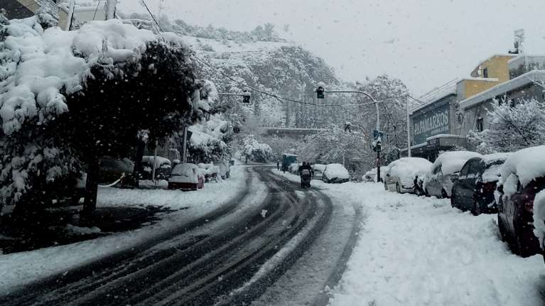 Live η πορεία της κακοκαιρίας &quot;Ελπίδα&quot;: Πού και πότε θα &quot;χτυπήσει&quot; με χιόνια, θυελλώδεις ανέμους και πολικές θερμοκρασίες
