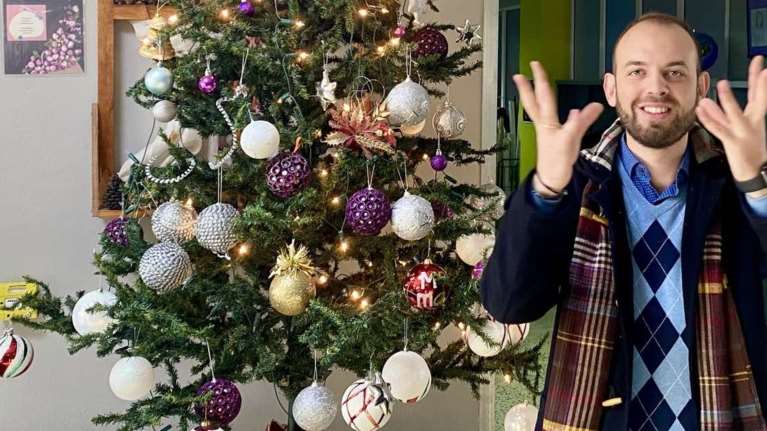 Θεσσαλονίκη: Υπέροχο βίντεο με το τραγούδι &quot;Ω έλατο&quot; στη νοηματική από μαθητές -  Τους το έμαθε φιλόλογος και έγινε viral