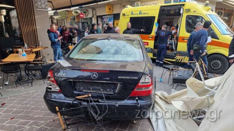 Κρήτη: Πανικός στο κέντρο των Χανίων – Αυτοκίνητο &quot;μπούκαρε&quot; σε καφετέρια - Τραυματίστηκαν δύο άτομα [εικόνες]