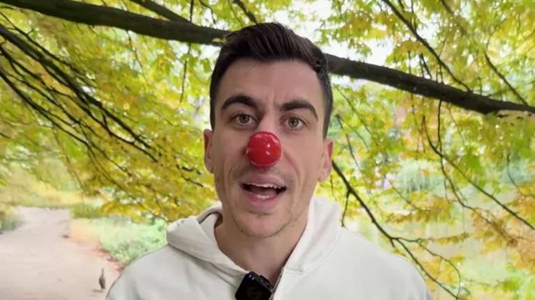 Ο &quot;κλόουν&quot; Φειδίας ανακοίνωσε την ίδρυση κόμματος - &quot;Άμεση Δημοκρατία&quot; το όνομά του [βίντεο]