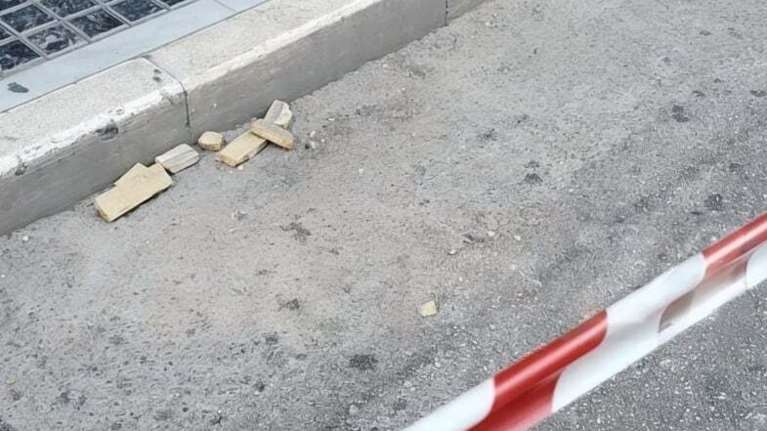 Πάτρα: Νέο περιστατικό με πτώση σοβάδων στο κέντρο της πόλης - Το τρίτο σε λίγες ημέρες