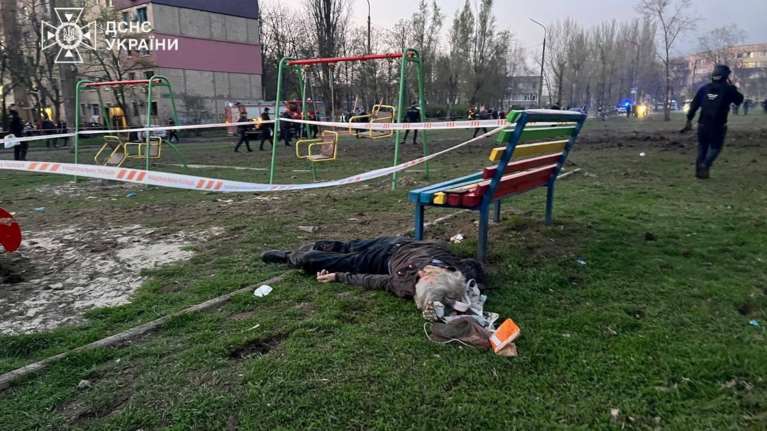 "Είναι καθάρματα", ξέσπασε ο Ζελένσκι μετά το ρωσικό χτύπημα με 18 νεκρούς, εκ των οποίων 9 παιδιά, στη γενέτειρά του