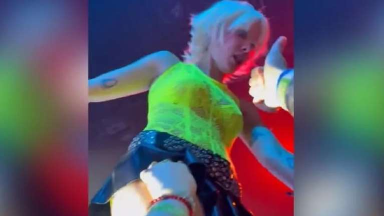 Παρενόχλησαν τη Halsey σε συναυλία: &quot;Θαυμάστρια&quot; τη θώπευε κάτω από τη φούστα της [βίντεο]