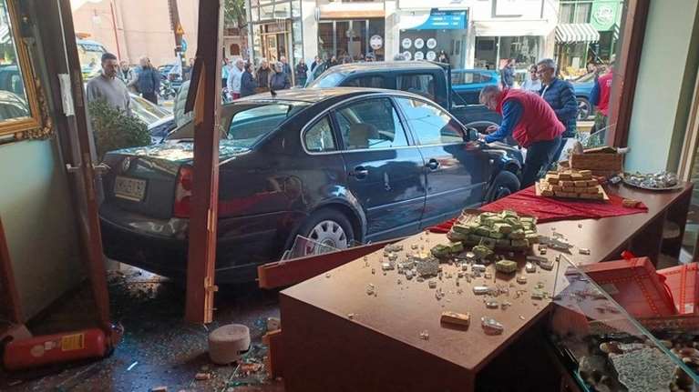 Τροχαίο στην Καλαμάτα: Αυτοκίνητο κατέληξε σε ζαχαροπλαστείο μετά από καραμπόλα [εικόνες]