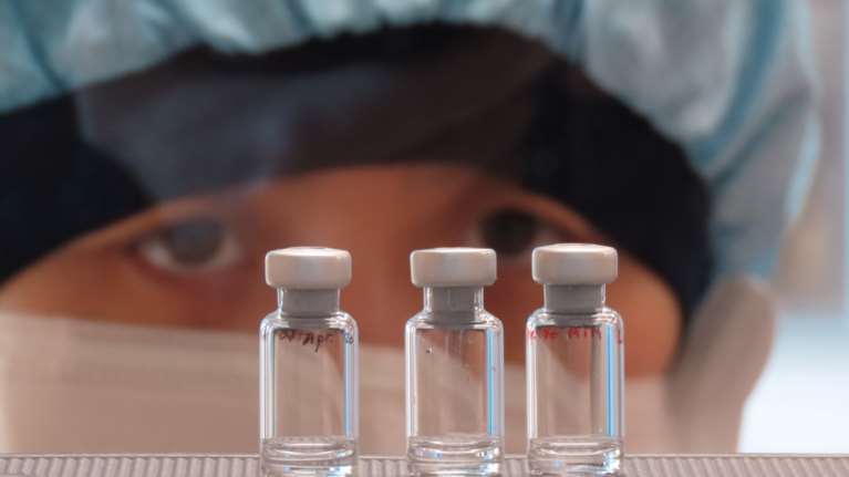 Στην Βραζιλία ξεκινά η παραγωγή του πειραματικού εμβολίου της AstraZeneca για τον κορονοϊό