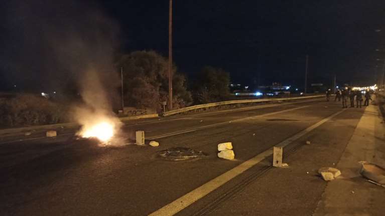 Μέγαρα: Κλειστή η Παλαιά Εθνική οδός - Επεισόδια από Ρομά με πέτρες και φωτιές [Εικόνες]