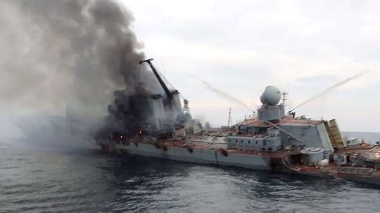 Είναι αυτό το φλεγόμενο ρωσικό καταδρομικό Moskva λίγο πριν βυθιστεί;- Ανεπιβεβαίωτες εικόνες και βίντεο