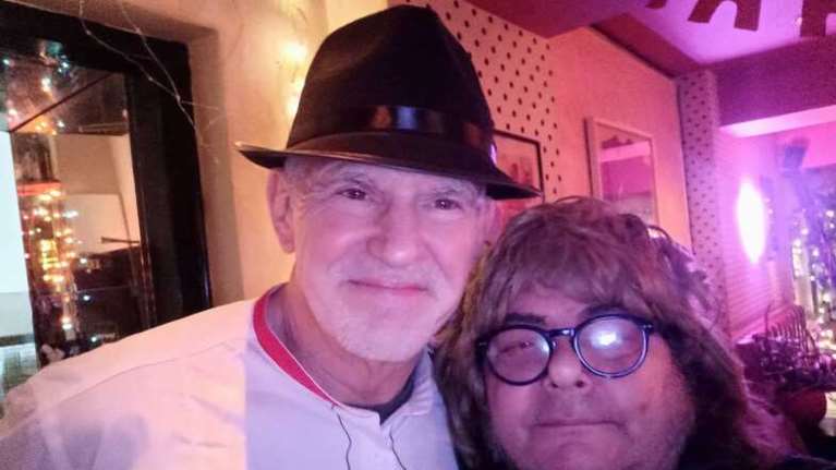 Ο Γιώργος Παπανδρέου μεταμφιεσμένος σε αποκριάτικο πάρτι στην Πάτρα - Διασκέδασε με τη σύντροφό του [εικόνες]