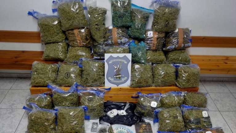 Θεσσαλονίκη: Την έπιασαν με 154 γραμ. κοκαΐνη στο... σουτιέν - Έκρυβε και 37 κιλά χασίς στο σπίτι της