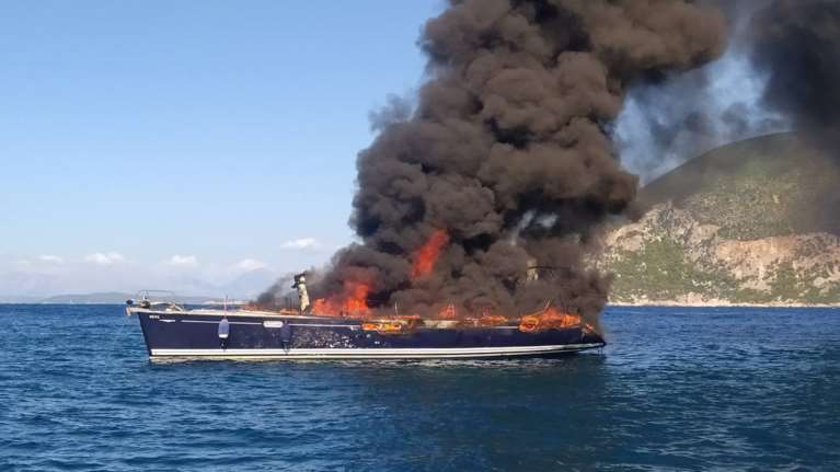 Κεφαλονιά: Πυρκαγιά σε ιστιοφόρο σκάφος στο Φισκάρδο - Εγινε παρανάλωμα σε λίγα λεπτά [εικόνα]