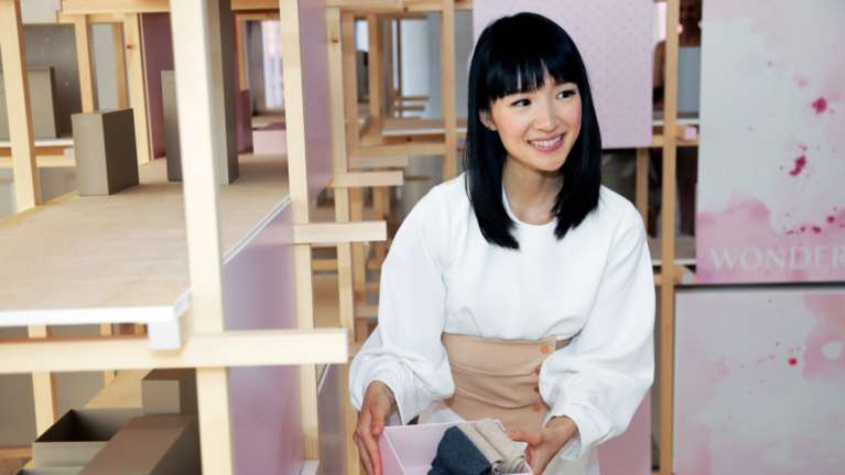 &quot;Μένουμε σπίτι&quot; και το συμμαζεύουμε όπως η γκουρού του συγυρίσματος Μαρί Κόντο [Βίντεο]