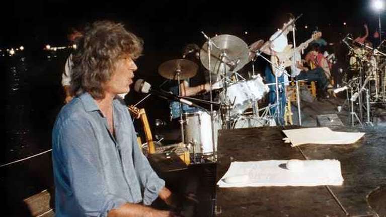 Σαν σήμερα το &quot;πάρτι του αιώνα&quot; στη Βουλιαγμένη - Οταν ο Κηλαηδόνης μετέτρεψε την Ακτή σε Woodstock [εικόνες - βίντεο]