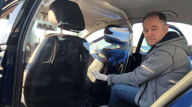 Θεσσαλονίκη: Η φοβερή πατέντα οδηγού ταξί για τον κορονοϊό- Μεμβράνη ανάμεσα στις θέσεις