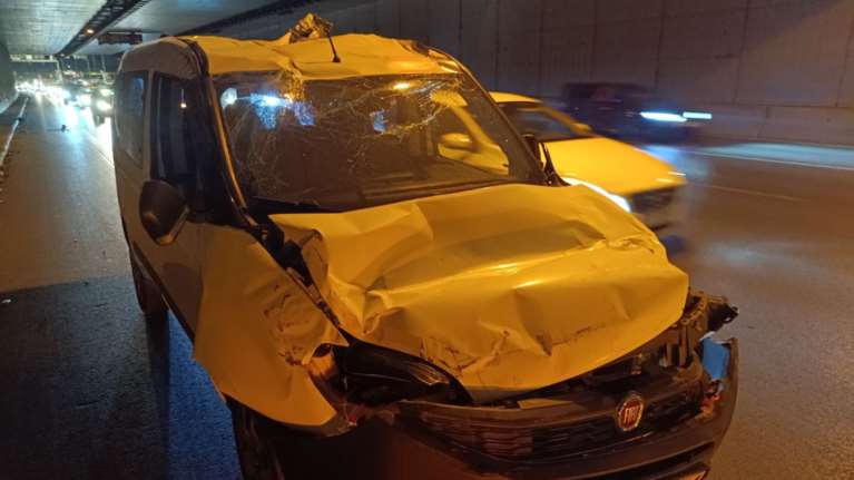 Όχημα έπεσε από αυτοκινητάμαξα στην Καλλιθέα - Προβλήματα στην κυκλοφορία