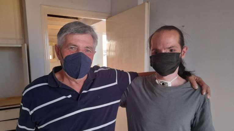 Ο Θύμιος Μπουγάς αρχίζει καινούρια ζωή: Βρήκε το δικό του σπίτι και ξεκινά πλαστικές επεμβάσεις [εικόνες]