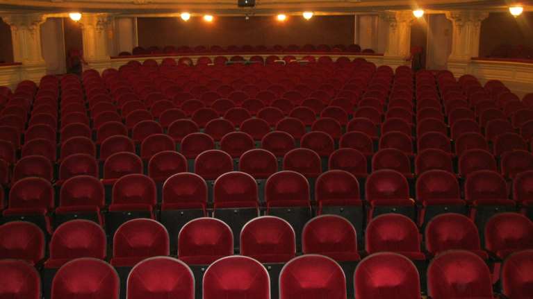 Συγκλονιστική καταγγελία 19χρονου ηθοποιού για γνωστό σκηνοθέτη: &quot;Με κακοποίησε σεξουαλικά&quot;