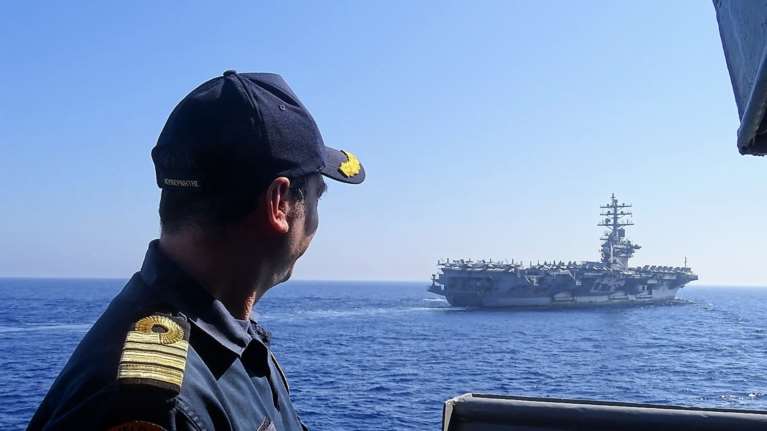 Εντυπωσιακές εικόνες: Η συνεκπαίδευση του αμερικανικού αεροπλανοφόρου Eisenhower με Πολεμικό Ναυτικό και Αεροπορία