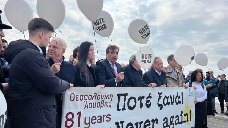 Θεσσαλονική: Σιωπηλή πορεία με λευκά μπαλόνια στη μνήμη των θυμάτων του Ολοκαυτώματος [εικόνες - βίντεο]