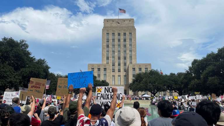 Εκκενώθηκε το Καπιτώλιο της πολιτείας του Τέξας μετά από απειλή: Υψηλή επιφυλακή στις ΗΠΑ μετά και τη δολοφονία βουλευτή στη Μινεσότα