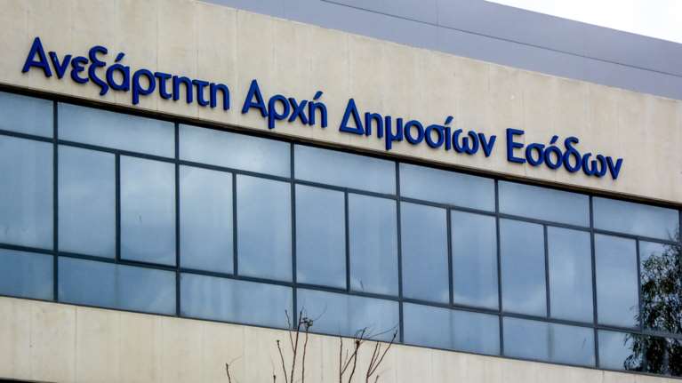 Πώς η εφορία σβήνει χρέη ακόμη και από οφειλέτες με περιουσιακά στοιχεία