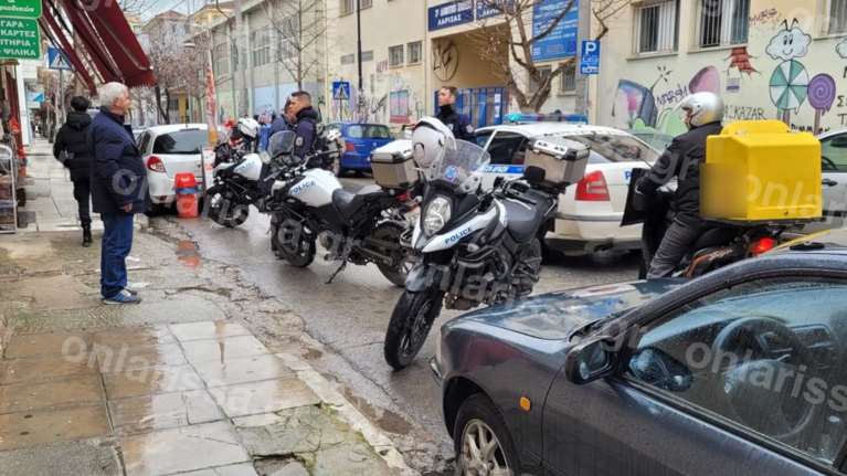 Λάρισα: Μαθητές γυμνασίου έπαιξαν άγριο ξύλο με μαθητές λυκείου έξω από δημοτικό σχολείο - Πέντε προσαγωγές [εικόνες]