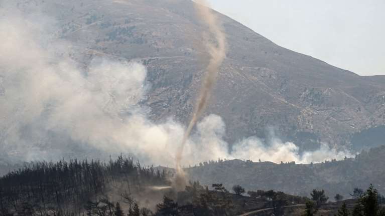 Φωτιά στη Ρόδο: Μάχη με τέσσερις αναζωπυρώσεις - Στις φλόγες το νησί για τέταρτη μέρα