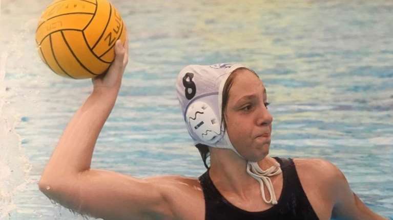 Πάτρα - Η πολίστρια Ντένια Κουρέτα έσωσε από πνιγμό τρεις ηλικιωμένους: "Τους ζήτησα να πιαστούν από το πόδι μου"