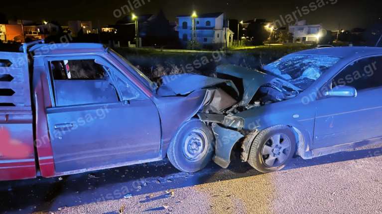 Σφοδρή σύγκρουση στη Λάρισα: Στο νοσοκομείο ζευγάρι με δύο μικρά παιδιά  από μετωπική σύγκρουση αγροτικού με Ι.Χ. [εικόνες]