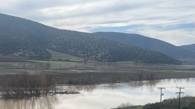 Υπερχείλισε ο Πηνειός έξω από τη Λάρισα - Πλημμύρισαν αγροτικές εκτάσεις [εικόνες - βίντεο]