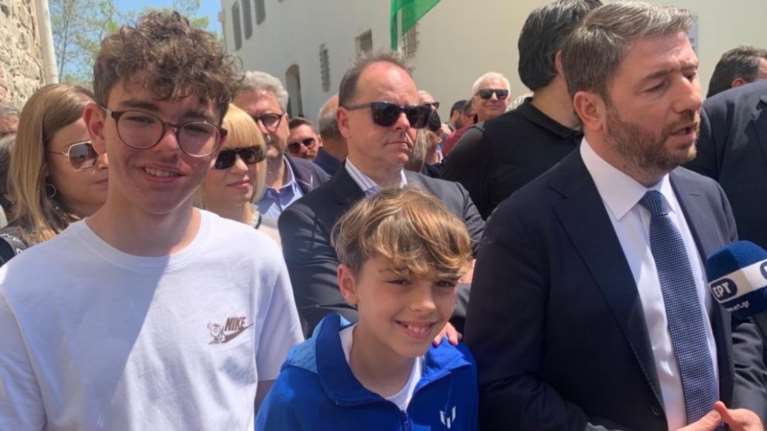 Η... άλλη πλευρά της επίσκεψης Ανδρουλάκη στα Τρίκαλα: Το βαφτιστήρι του, οι βαθμοί και μουσικές