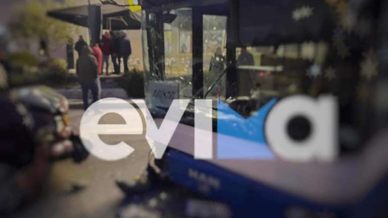 Χαλκίδα: Λεωφορείο έπεσε πάνω σε σταθμευμένα ταξί – Στο νοσοκομείο δύο οδηγοί