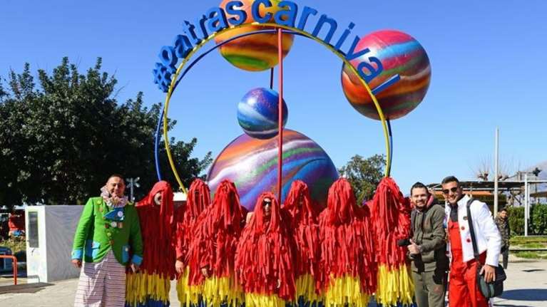 Μετέτρεψαν το κέντρο της Πάτρας σε... πλυντήριο αυτοκινήτων