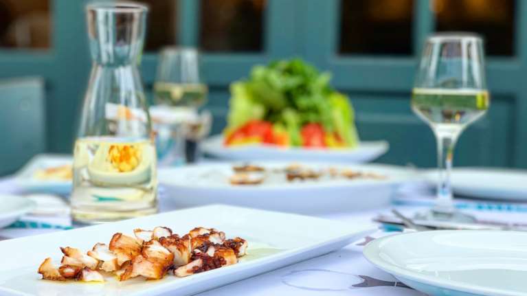 ΑΑΔΕ: Έβγαλε &quot;λαβράκια&quot; με φοροδιαφυγή σε γνωστά εστιατόρια της Αττικής - Τα κόλπα με αποδείξεις και ταμειακές