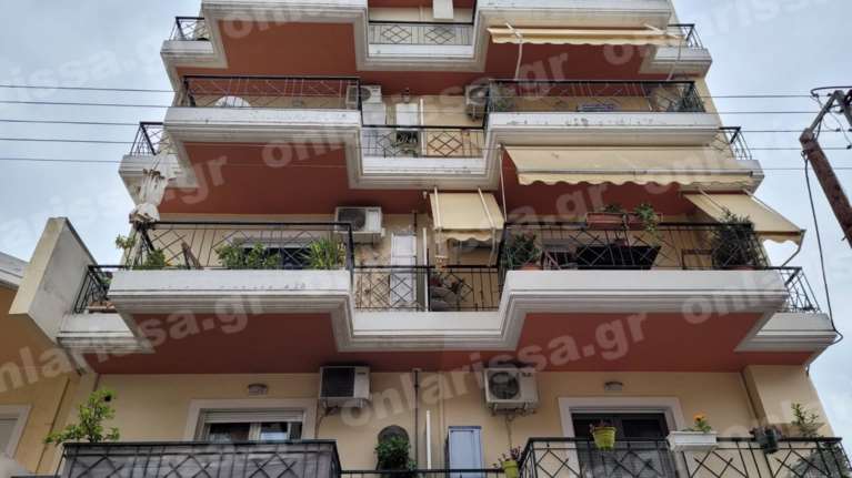 Λάρισα: Με κατάγματα στα πλευρά η 13χρονη που έπεσε από μπαλκόνι τρίτου ορόφου - Την έσωσε η τέντα