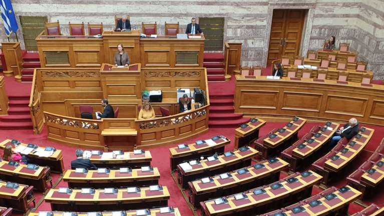 Μαγείρεμα, ταινίες, βόλτες στη φύση - Η νέα ζωή των βουλευτών στην εποχή του κορονοϊού