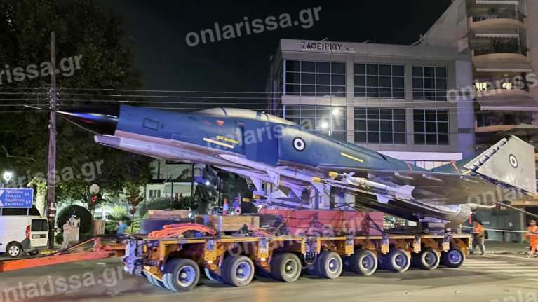 Λάρισα: Πολεμικό αεροσκάφος βγήκε &quot;βόλτα&quot; στους δρόμους της πόλης [εικόνες - βίντεο]