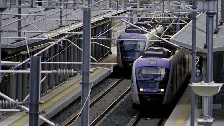 Πάσχα στο χωριό: Νέα &quot;κόλπα&quot; - Μαζική έξοδος με τον προαστιακό για να γλιτώσουν τον έλεγχο